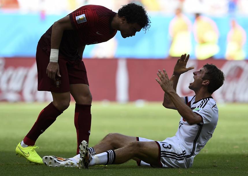 Il difensore del Real Madrid è infastidito dalla reazione del tedesco e gli si avvicina minacciosamente. Reuters